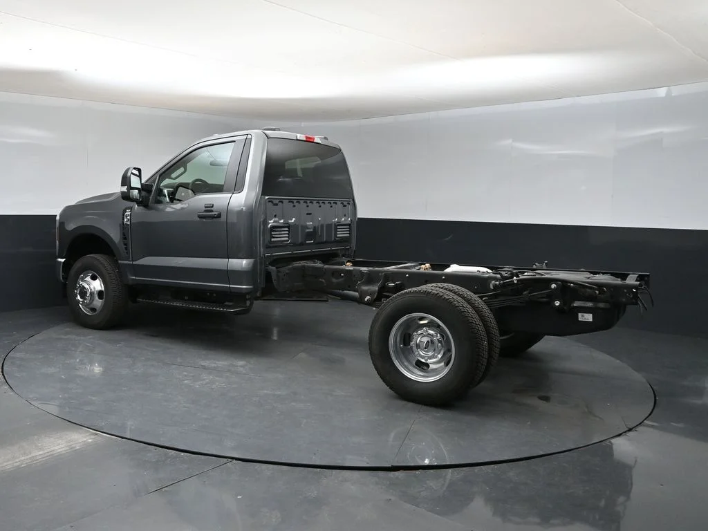 2026 Ford F-350 Super Duty Chassis Cab XLT - Photo 6