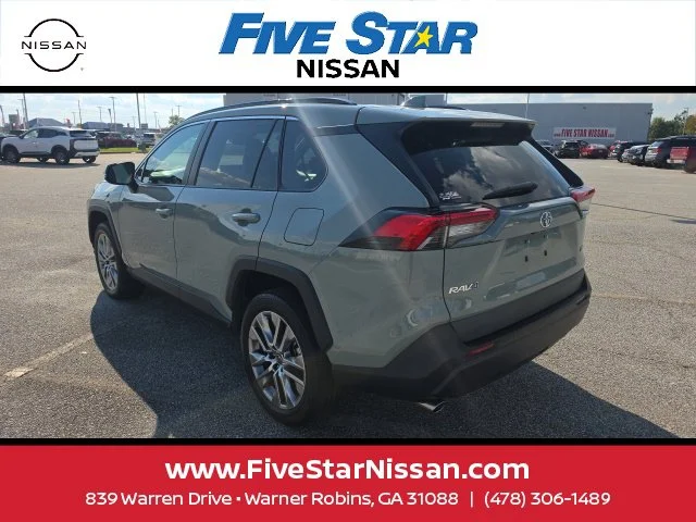 Used 2022  Toyota XLE Premium image 9