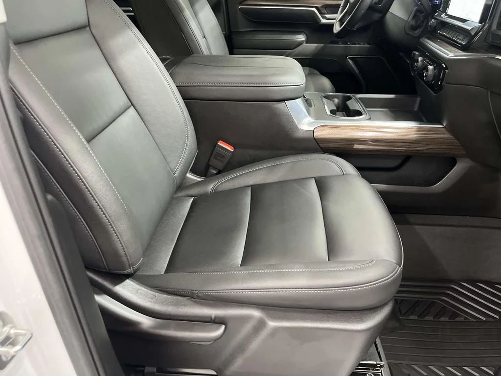 Used 2025 Summit White Chevrolet LT image 29