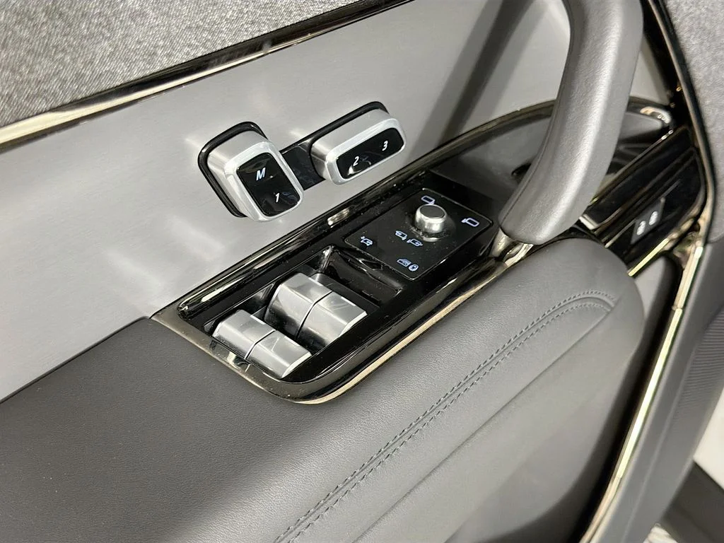 Used 2023 Fuji White Land Rover SE Dynamic image 18