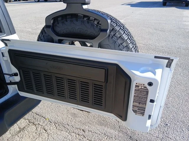 New 2026 Bright White Clear-Coat Exterior Paint Jeep Sport S image 15