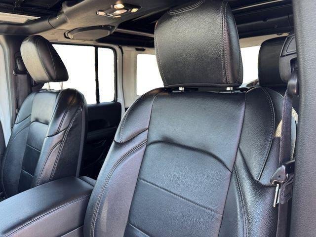 Used 2022 White Jeep Unlimited Sahara image 17