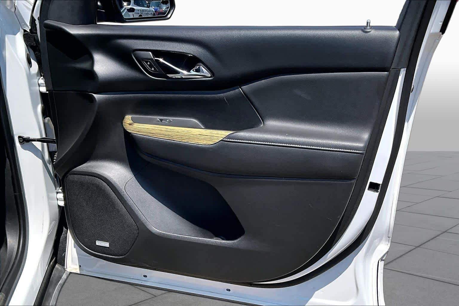 Used 2018 White Frost Tricoat GMC Denali image 19