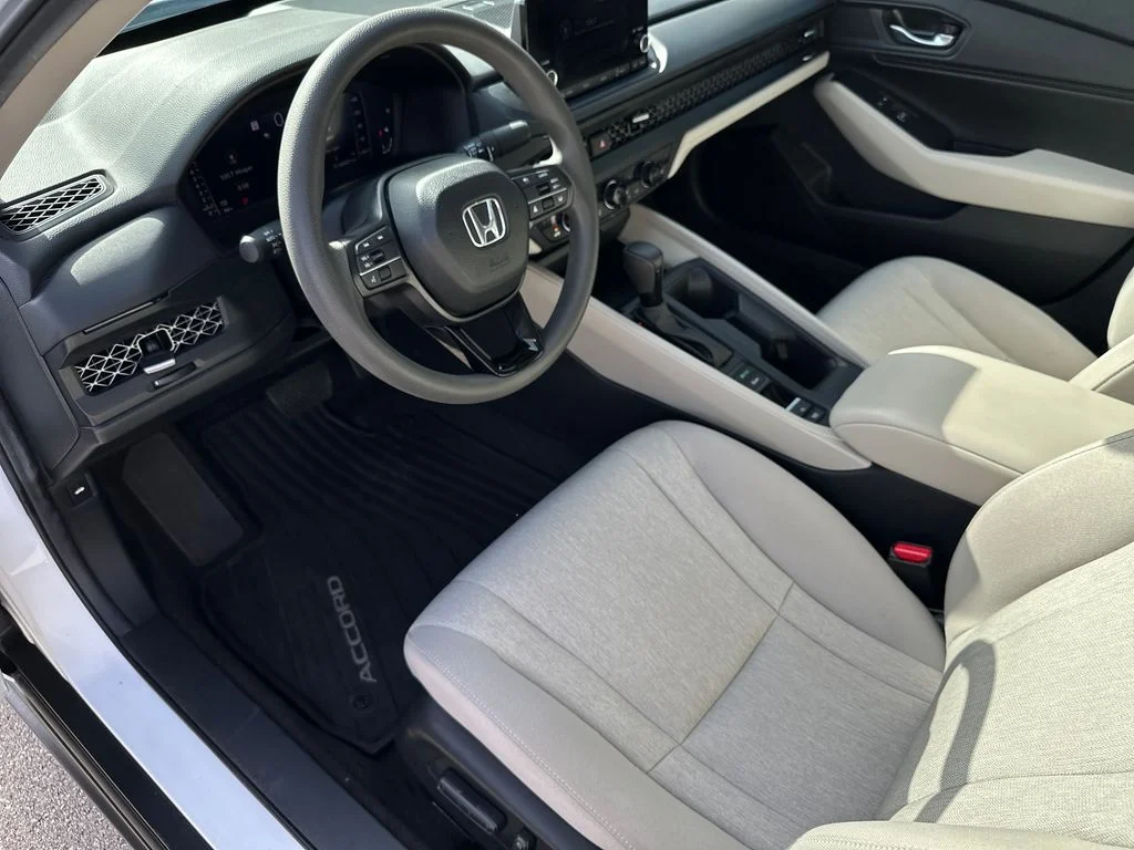 Used 2025 White Honda SE image 20