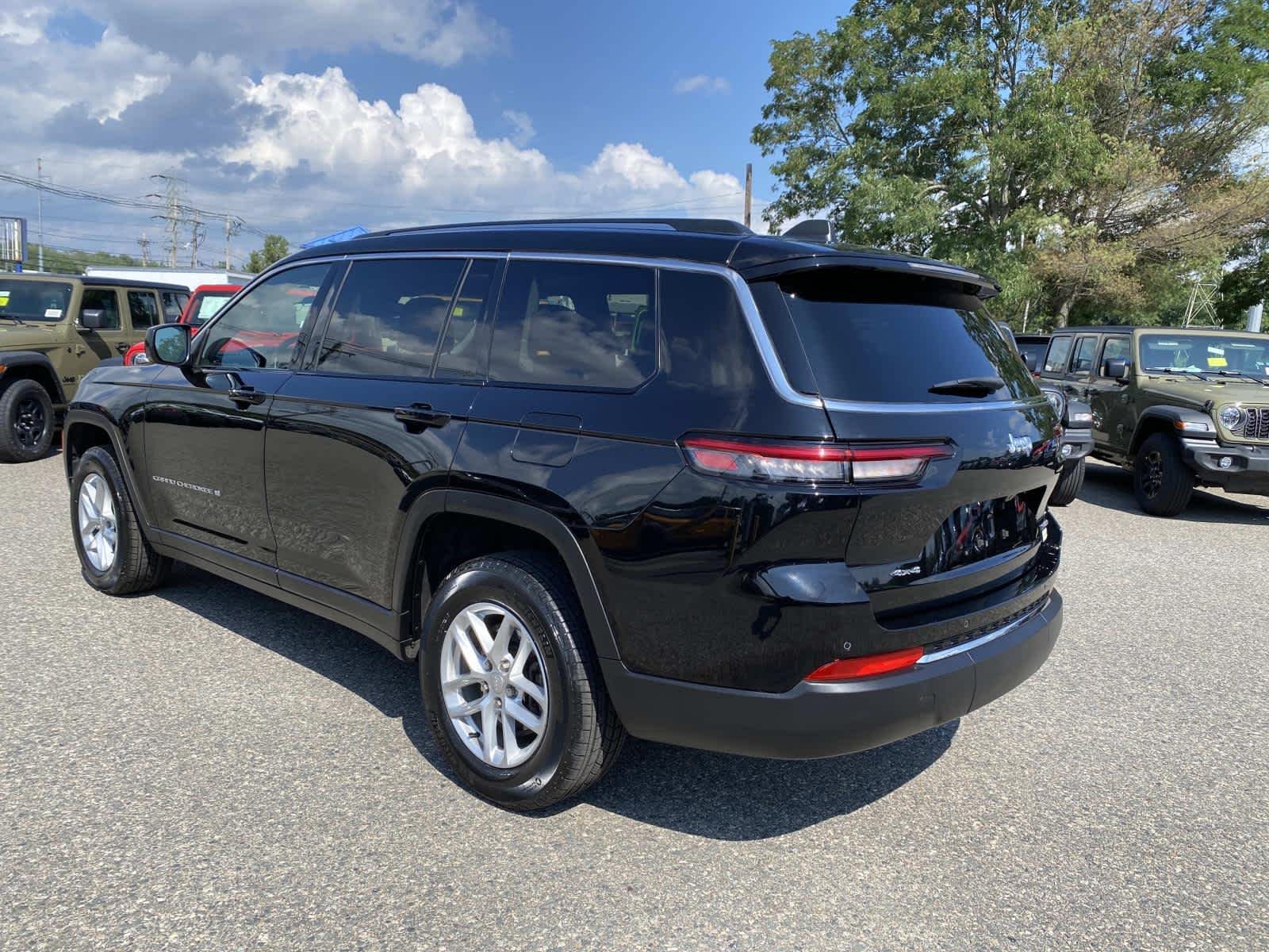 Certified Used 2023 Diamond Black Crystal Pearlcoat Jeep Laredo image 7