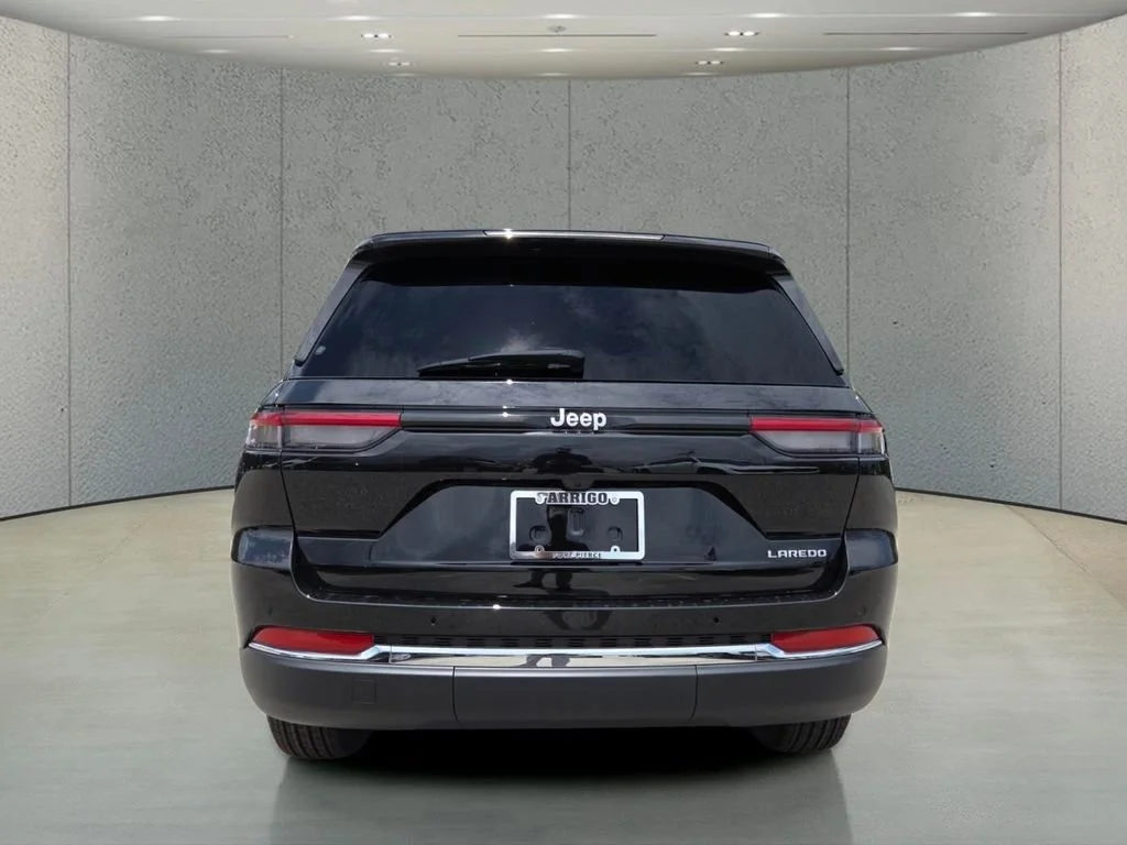 New 2026 Diamond Black Crystal Pearl-Coat Exterior Paint Jeep Laredo image 5
