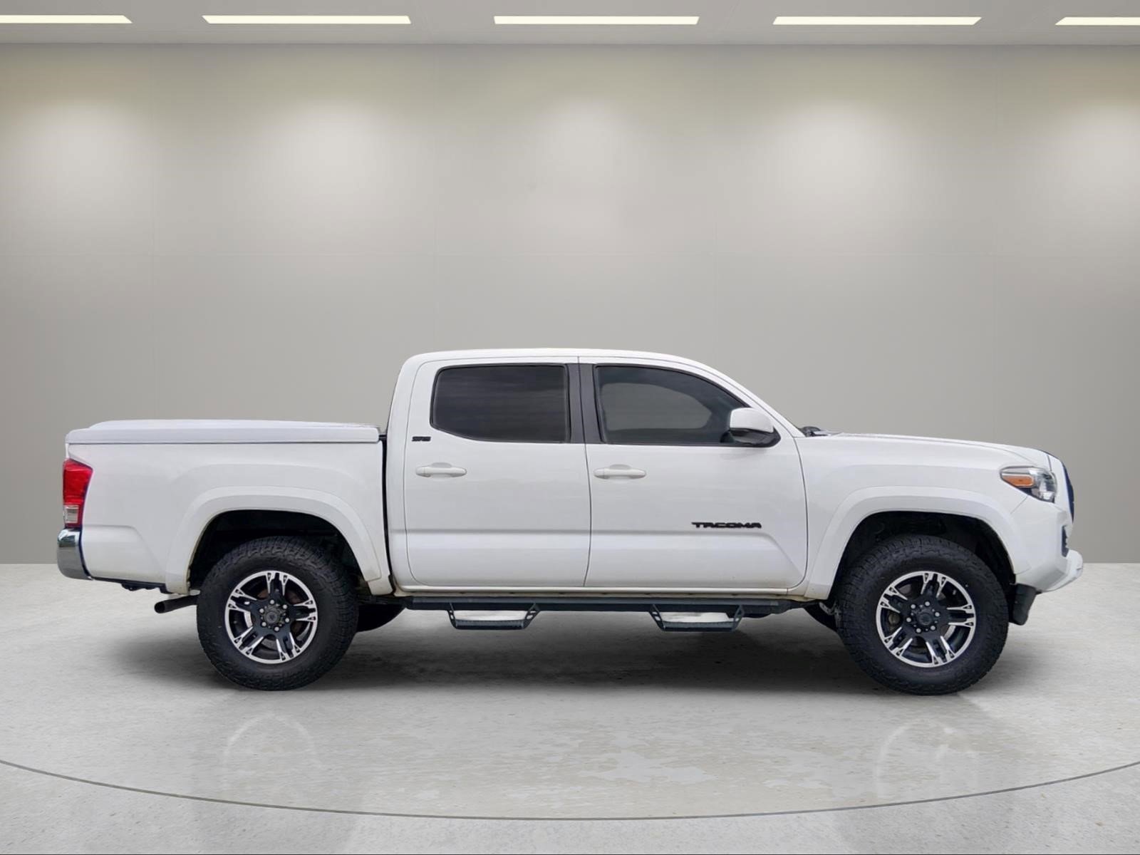 Used 2017 Super White Toyota SR5 image 4