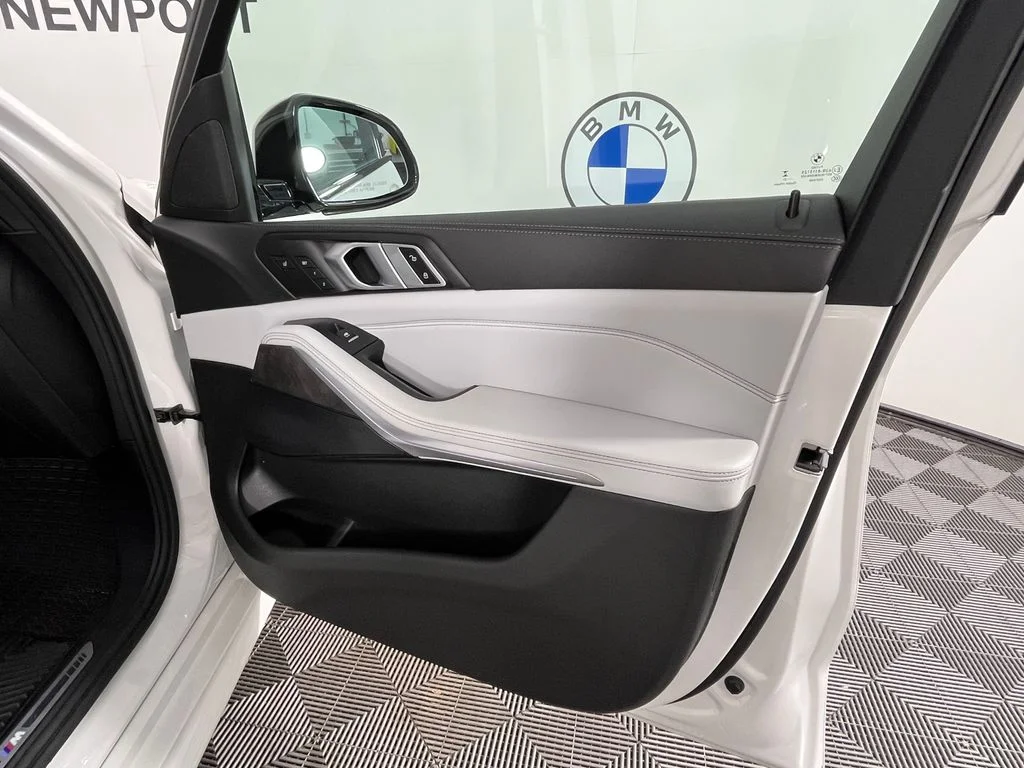 Used 2024 White BMW xDrive40i image 25
