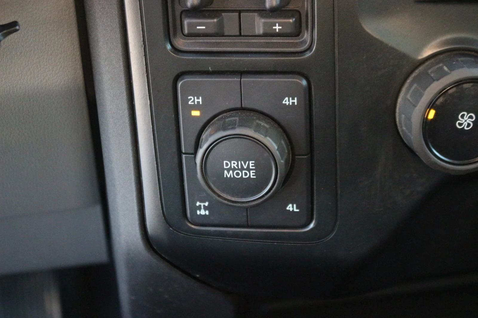 Used 2023 Oxford White Ford XL image 31