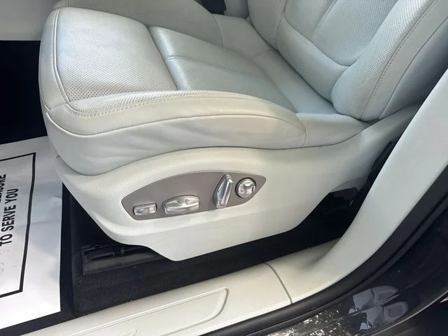 Used 2025  Porsche Base image 30