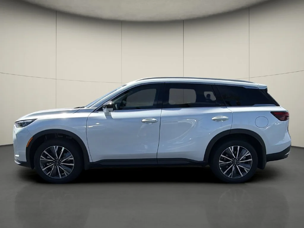 New 2027 RADIANT WHITE INFINITI Luxe FWD image 4