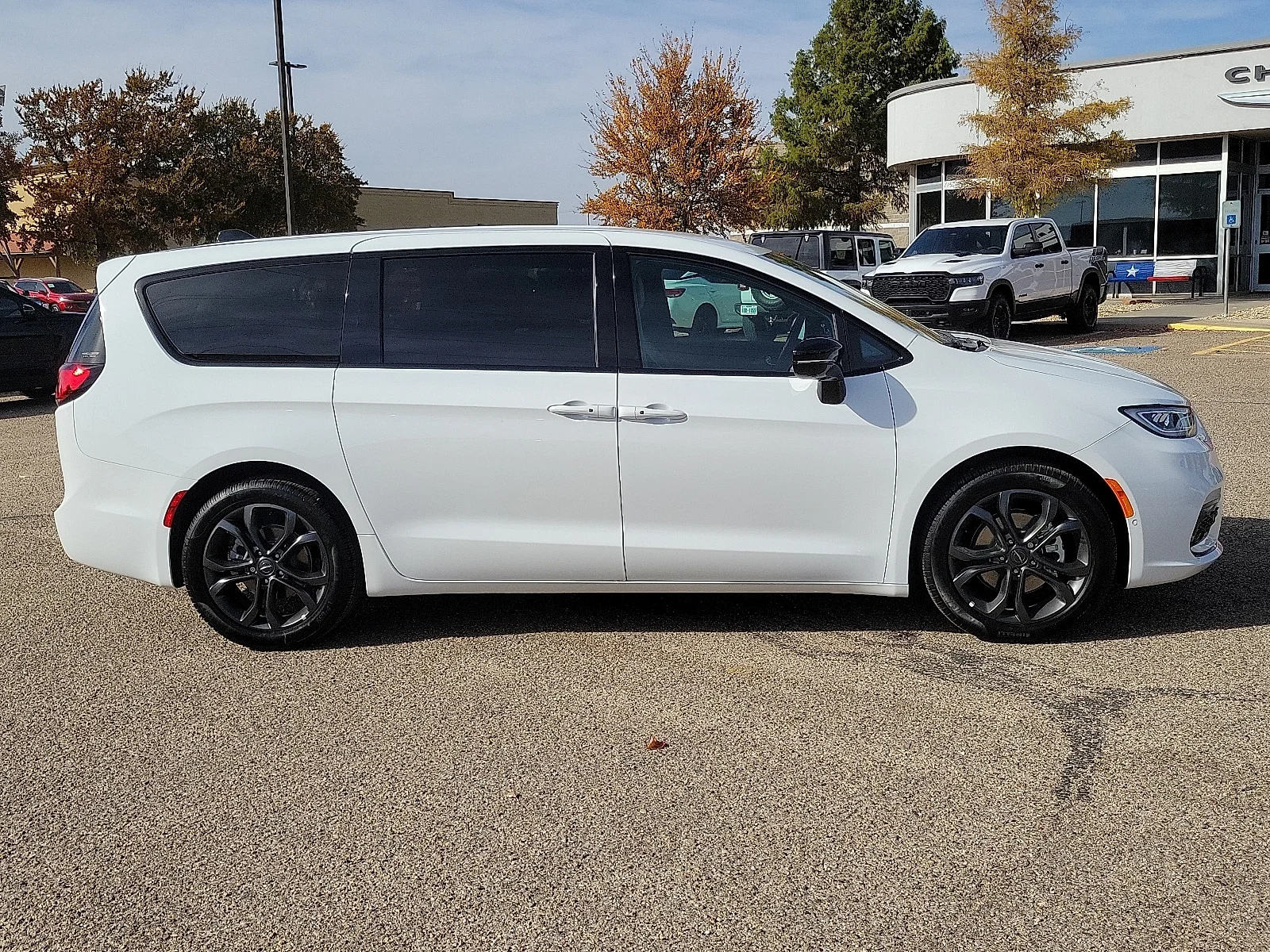 New 2026 PW7 Bright Whit Chrysler SELECT image 5