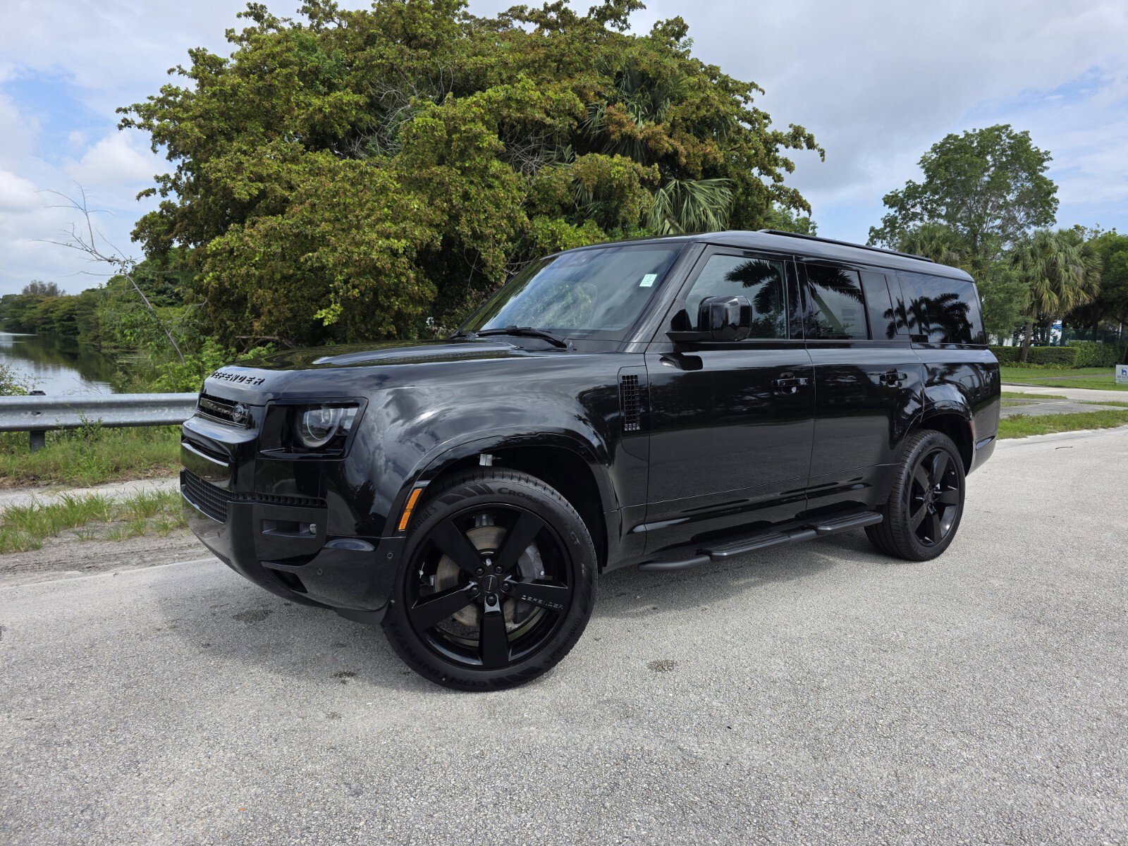 New 2026 Santorini Black Land Rover P400 X-Dynamic SE image 1