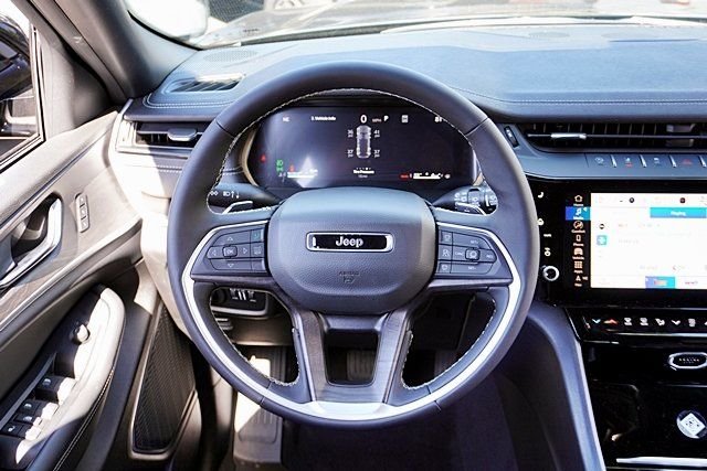 New 2026 Diamond Black Crystal Pearl-Coat Exterior Paint Jeep Limited image 25