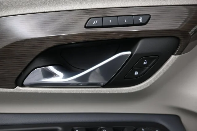 Used 2023 SUMMIT WHITE GMC Denali image 13