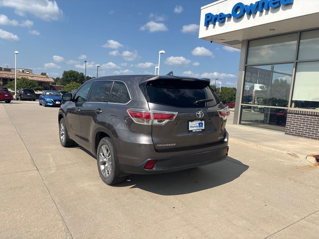 Used 2016 Gray Toyota LE V6 image 7