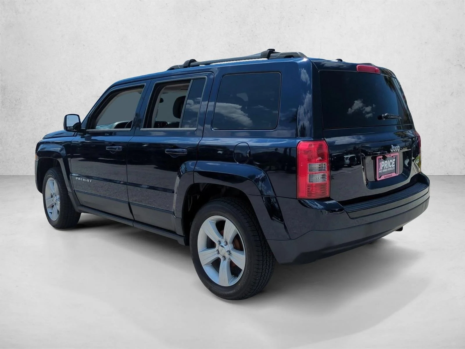 Used 2014 True Blue Pearlcoat Jeep Latitude image 8