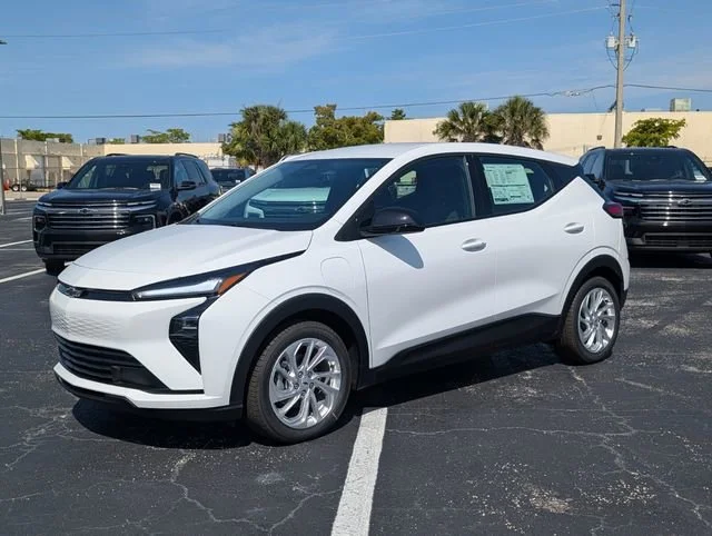 New 2027 Summit White Chevrolet LT image 3