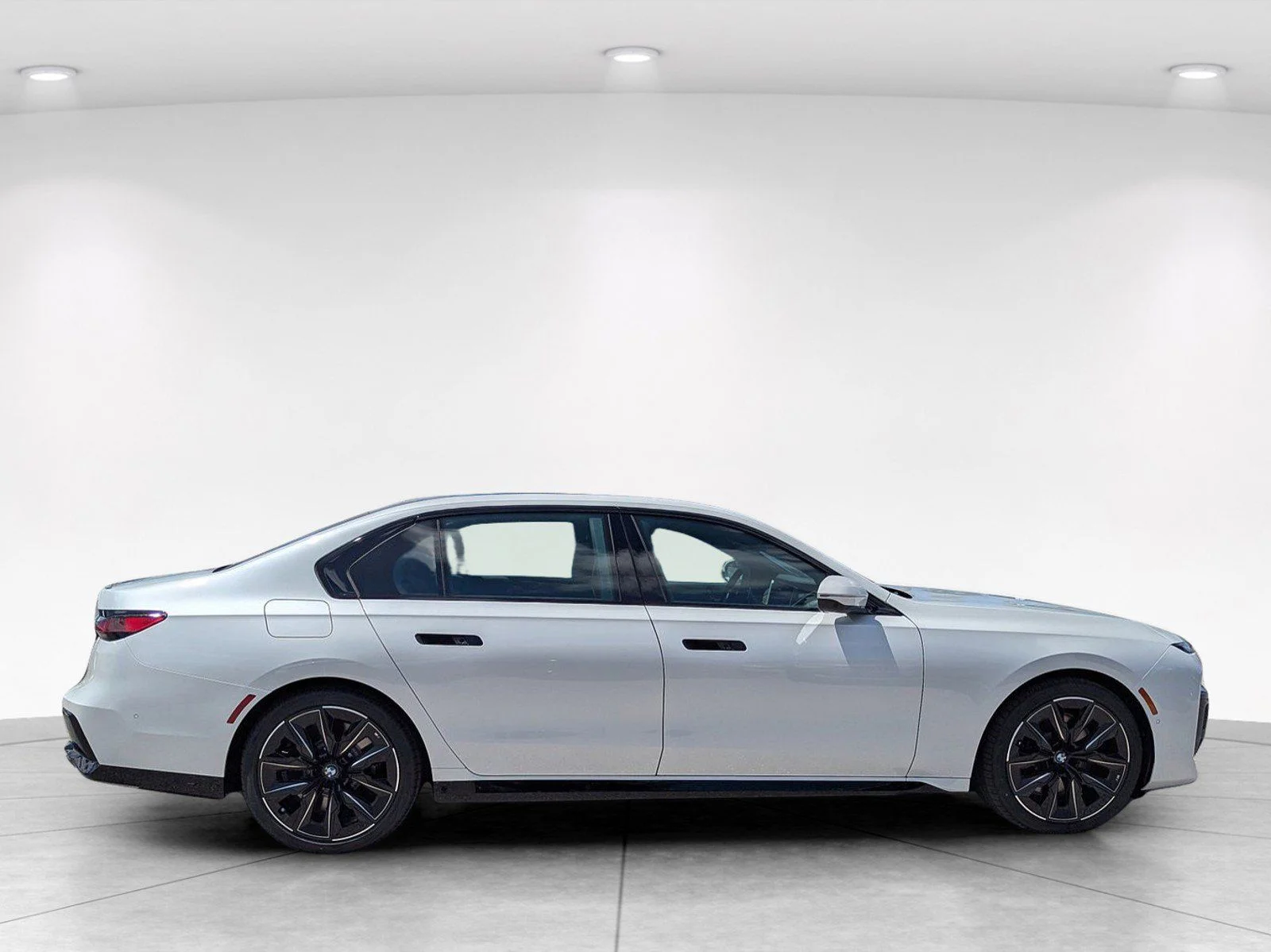 New 2026 Mineral White Metallic BMW 760i xDrive image 2