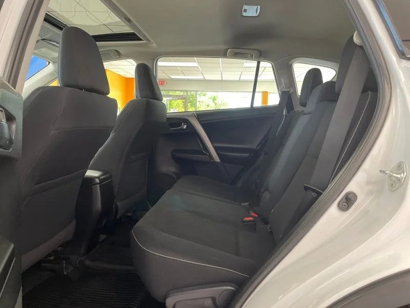 Used 2018 White Toyota XLE image 17