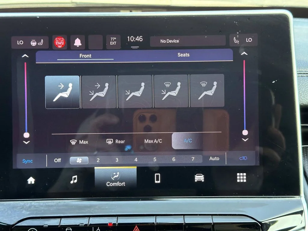 Used 2022 Black Jeep Latitude image 40