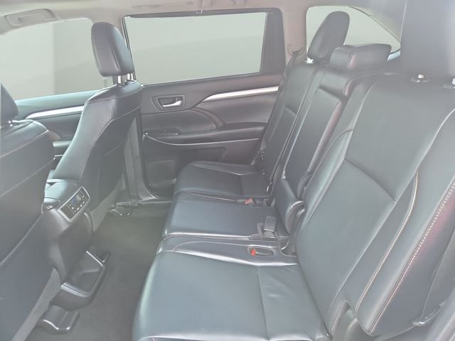 Used 2019 White Toyota XLE image 33