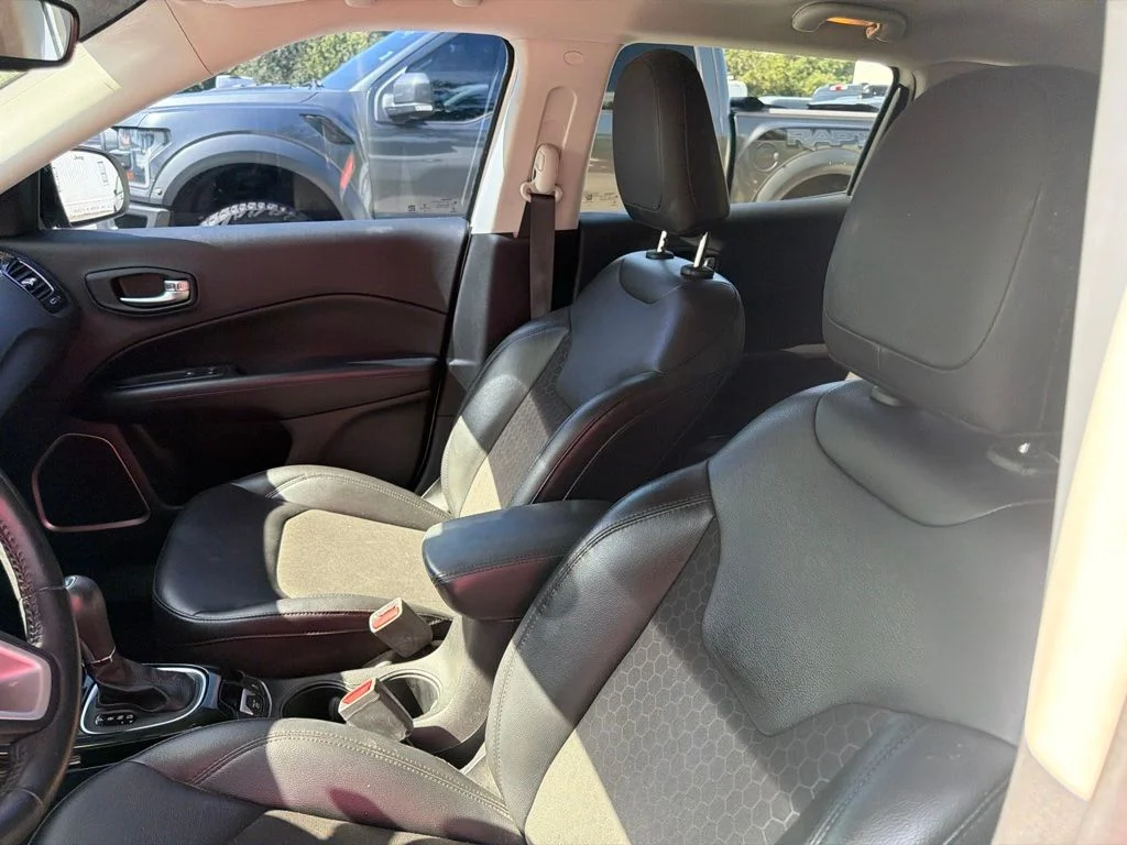 Used 2020 White Clearcoat Jeep Latitude image 10