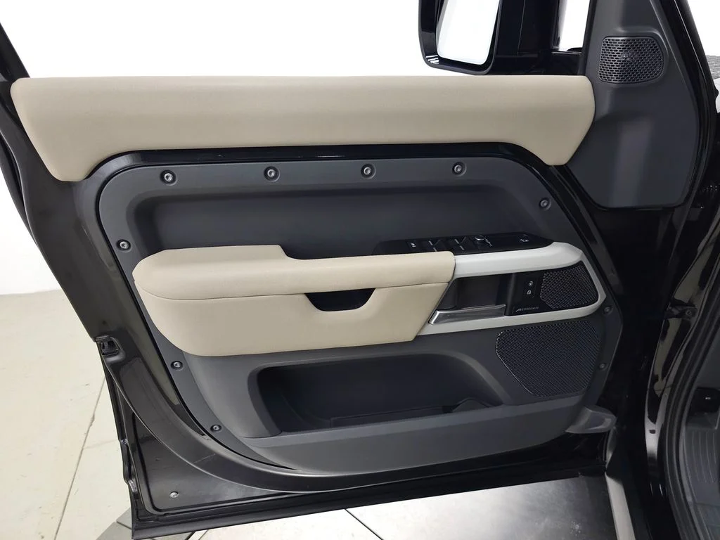 Used 2023 Black Land Rover S image 12