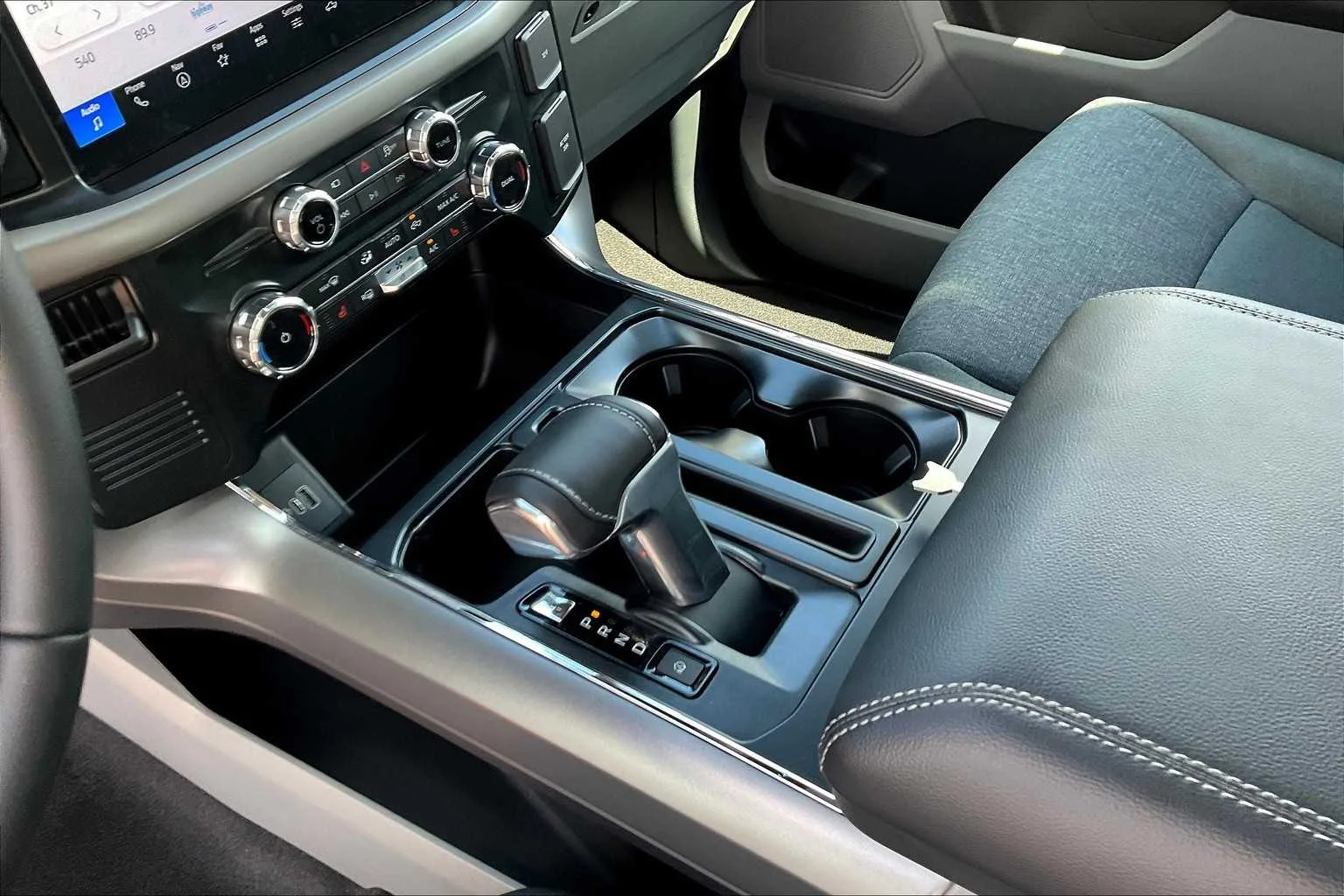 2025 Ford F-150 Lightning XLT - Photo 7