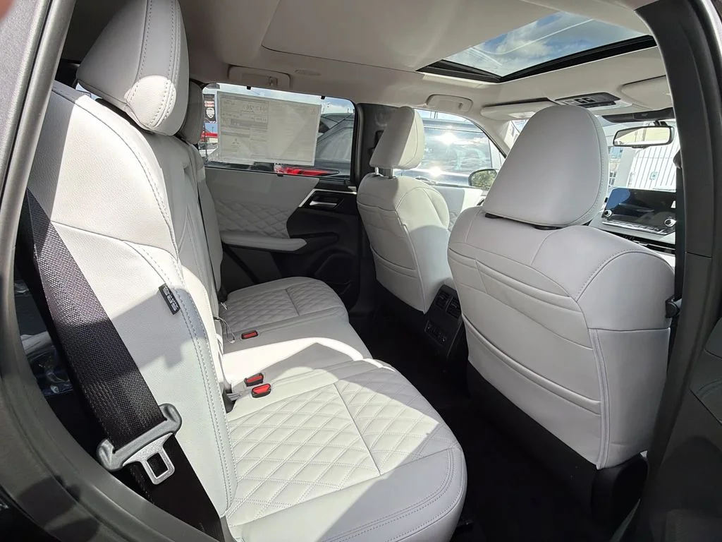New 2025 Black Diamond Mitsubishi SEL image 20