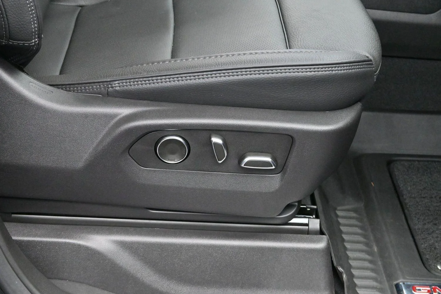 Used 2025 Onyx Black GMC Denali image 33