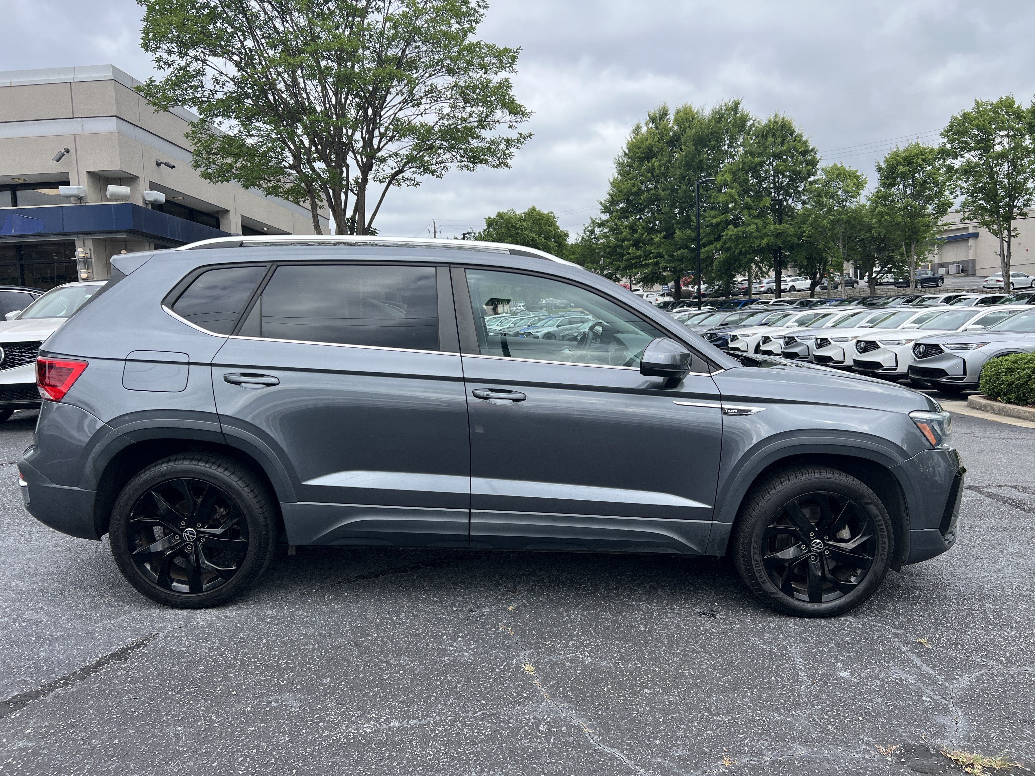 Used 2022 Platinum Gray Metallic Volkswagen SE image 6