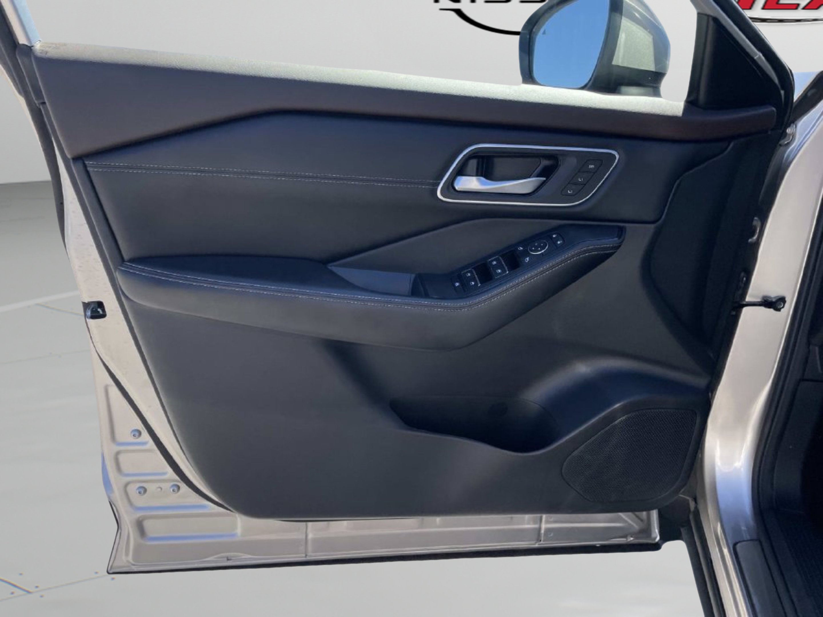 Used 2022 Gold Nissan Platinum image 22