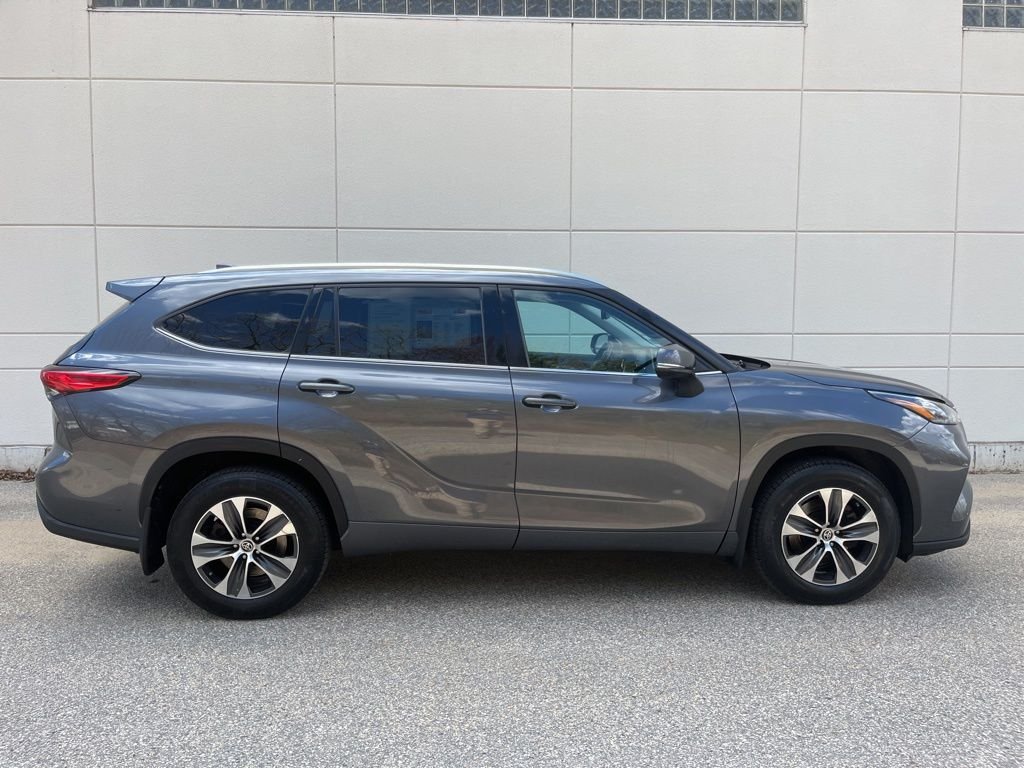 Used 2020 Magnetic Gray Metallic Toyota XLE image 5