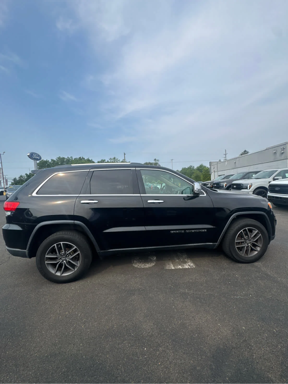 Used 2017 Diamond Black Crystal Pearlcoat Jeep Limited image 6