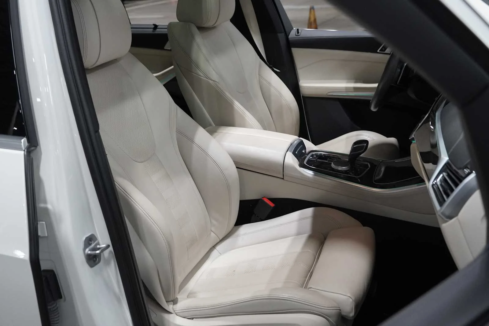 Used 2021 Alpine White BMW sDrive40i image 10