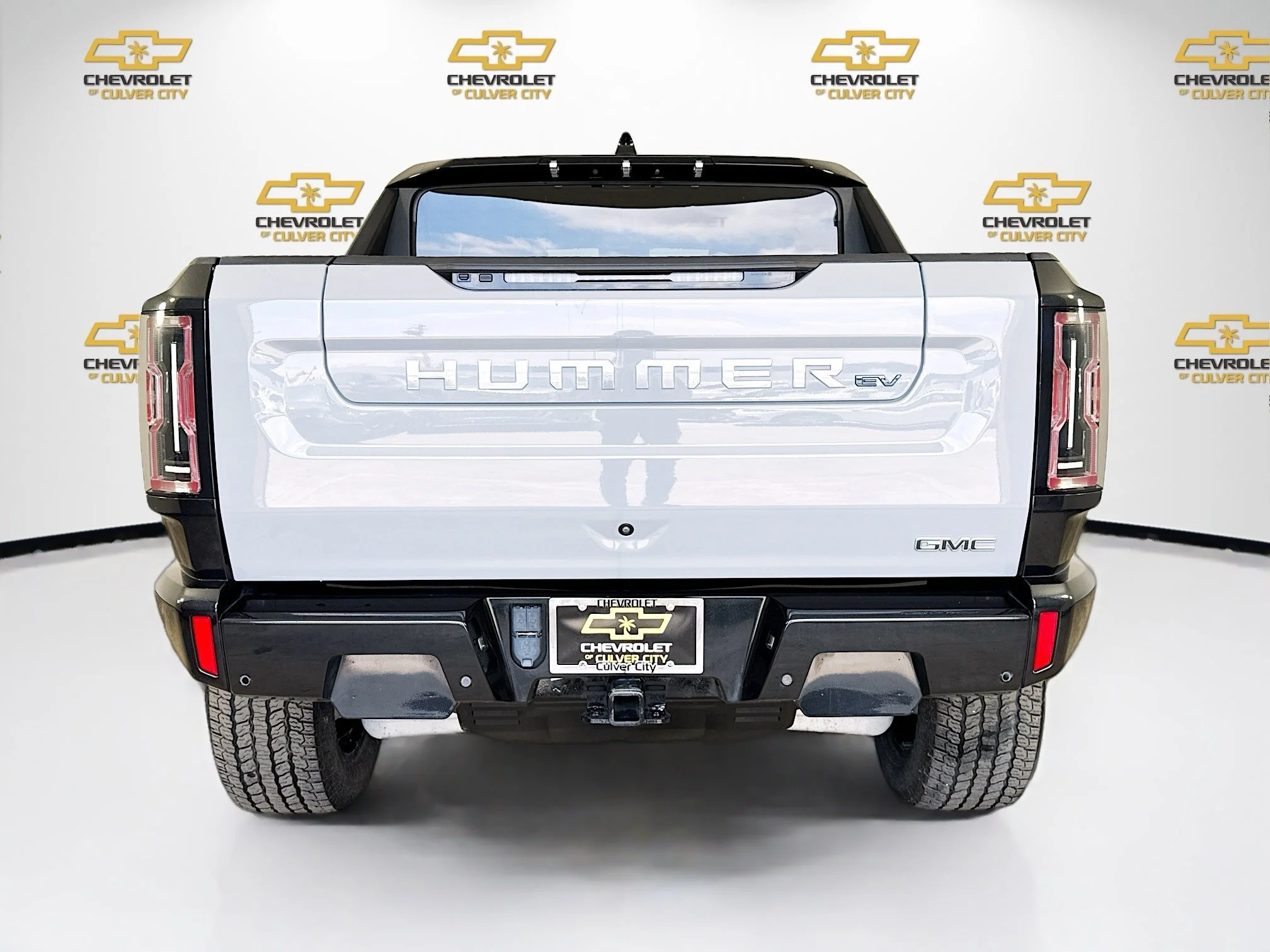 Used 2025 Meteorite Metallic (Grey) GMC 2X image 7