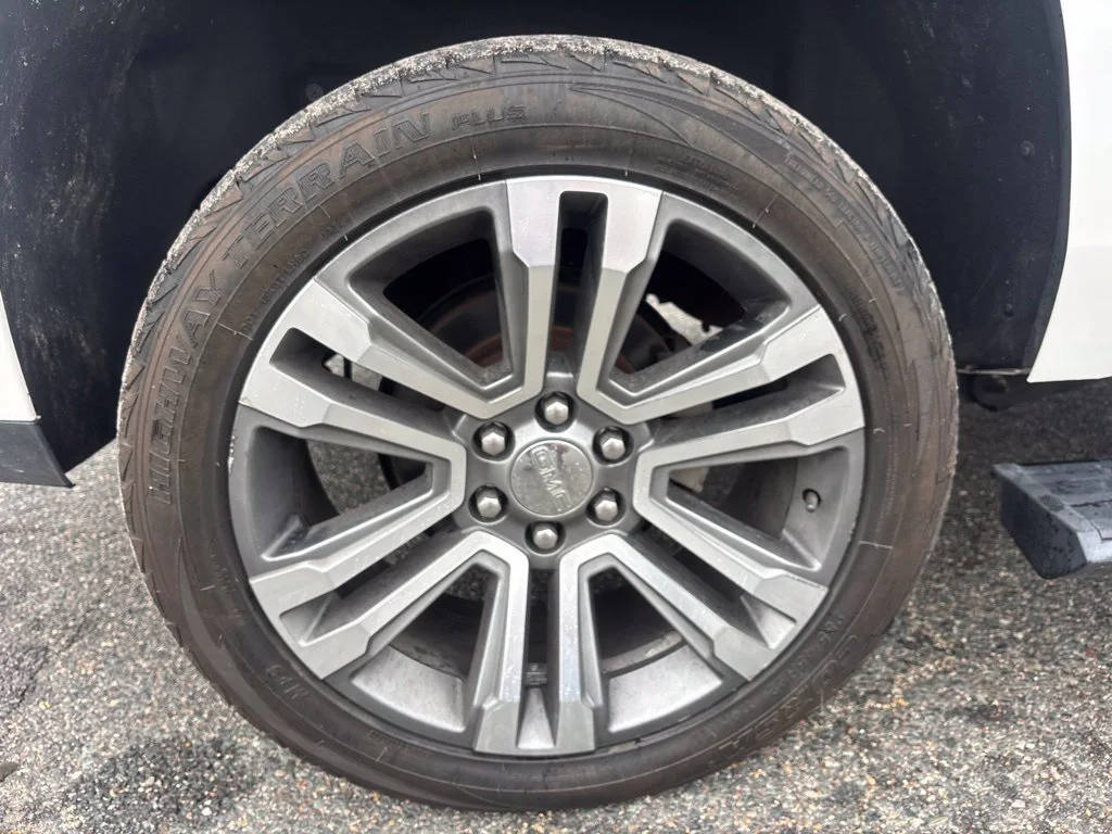Used 2018 White GMC Denali image 43