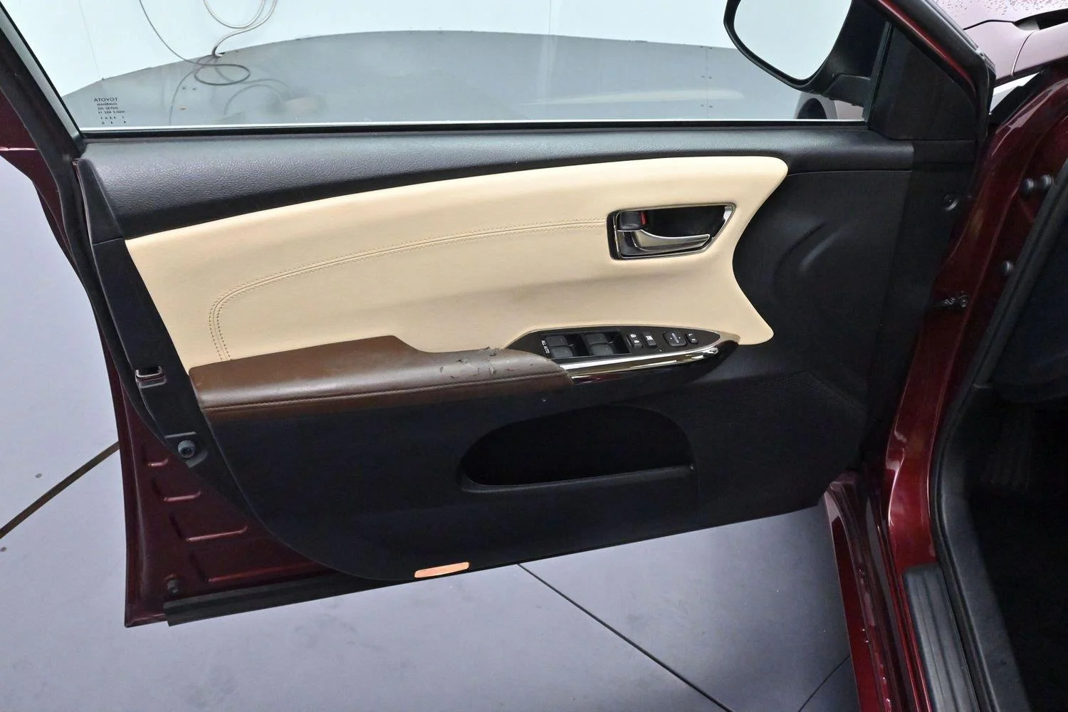Used 2015 Ooh La La Rouge Mica Toyota XLE image 9