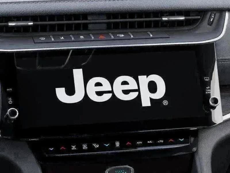 New 2026 Bright White Clear-Coat Exterior Paint Jeep Limited image 30