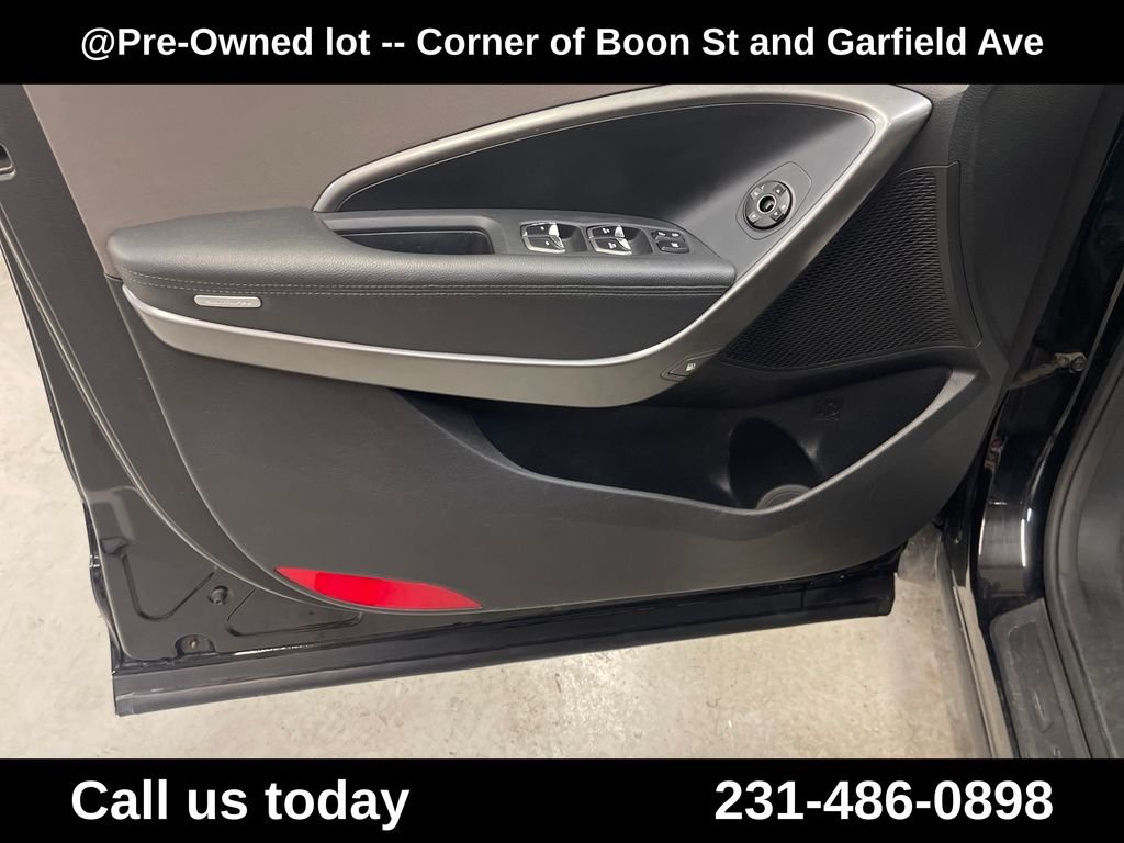Used 2018 Black Hyundai SE image 15