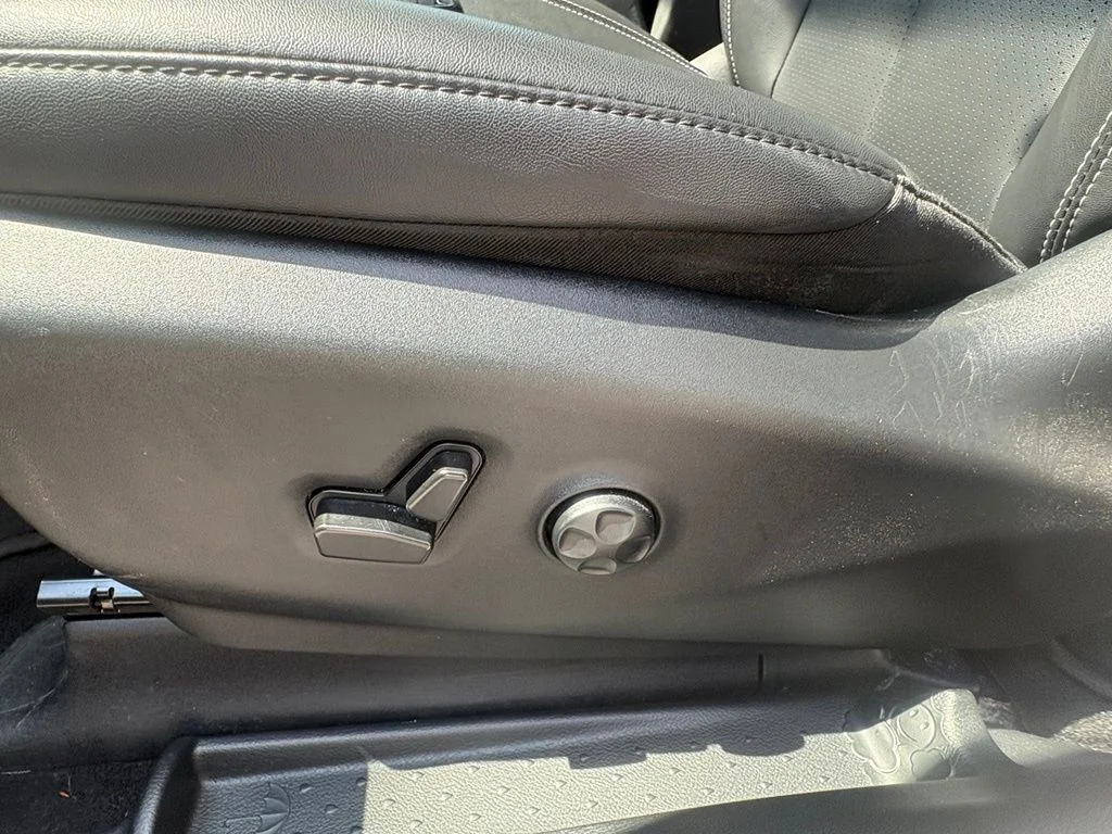 Used 2025 White/off-white Chrysler Select image 19