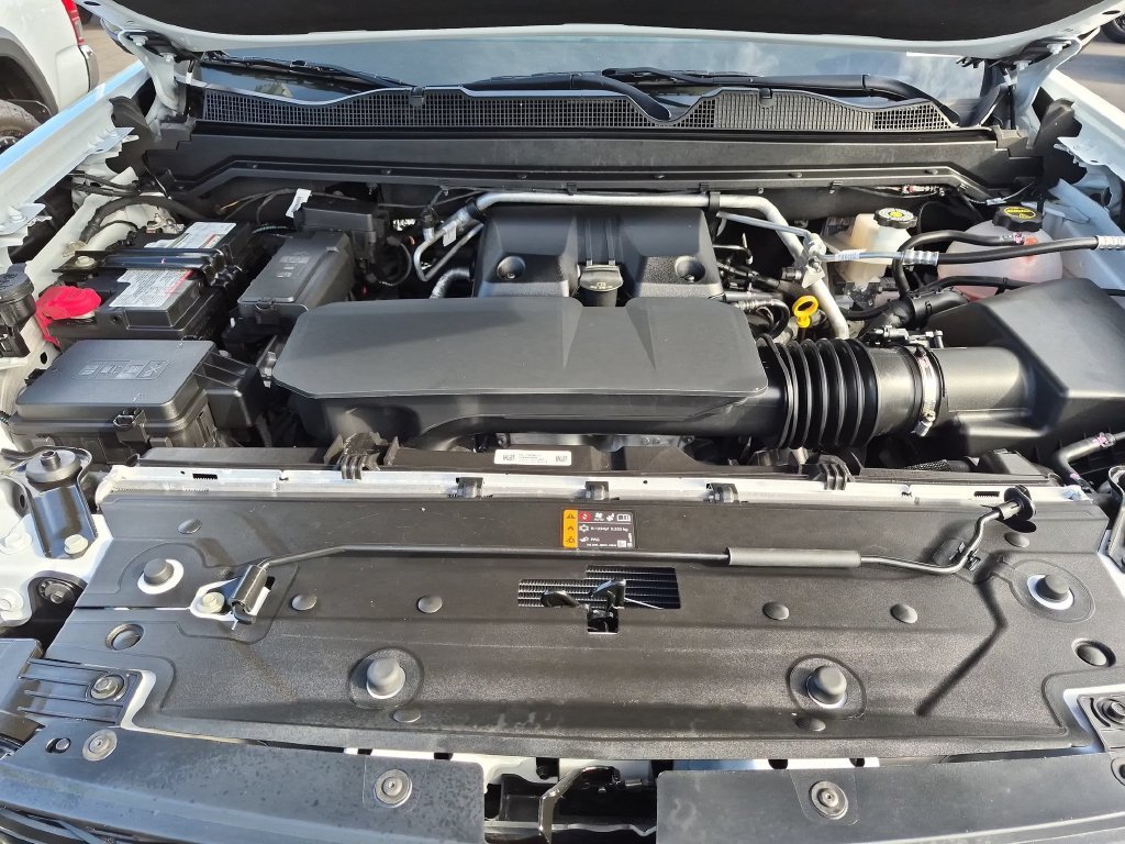 Used 2025 Summit White Chevrolet ZR2 image 31