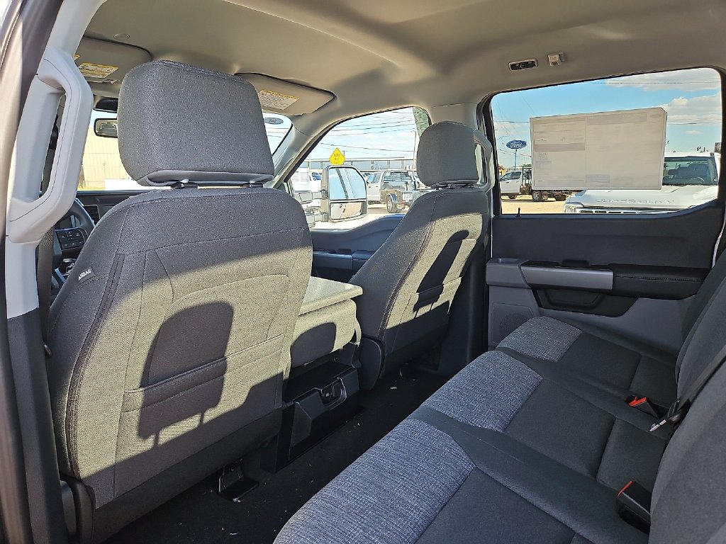 New 2027 Oxford White Ford F-350® XLT image 16