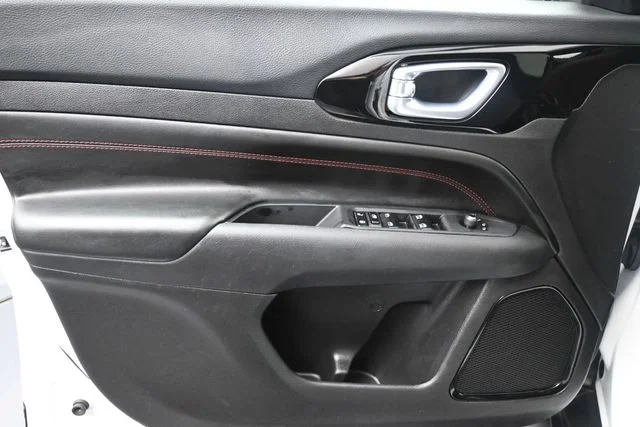 Used 2025 White Jeep Trailhawk image 13