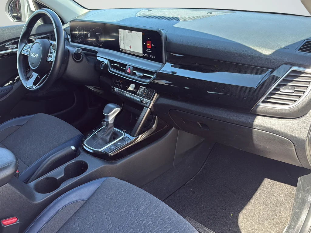 Used 2024 White Kia S image 18