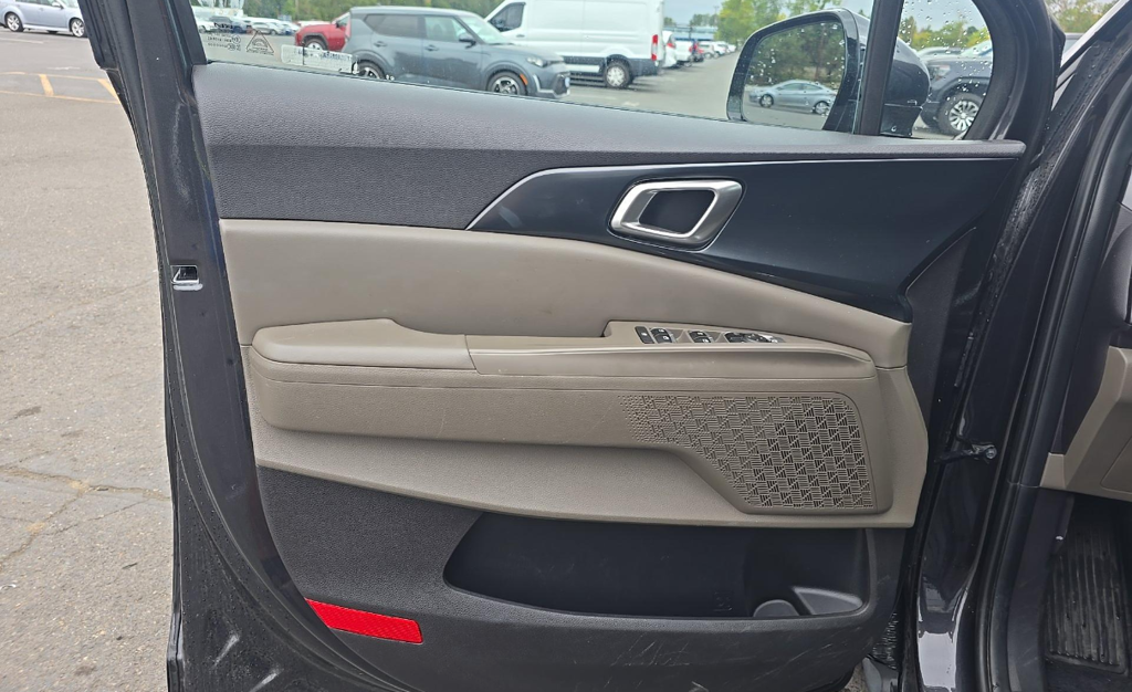 Certified Used 2025  Kia LXS image 9
