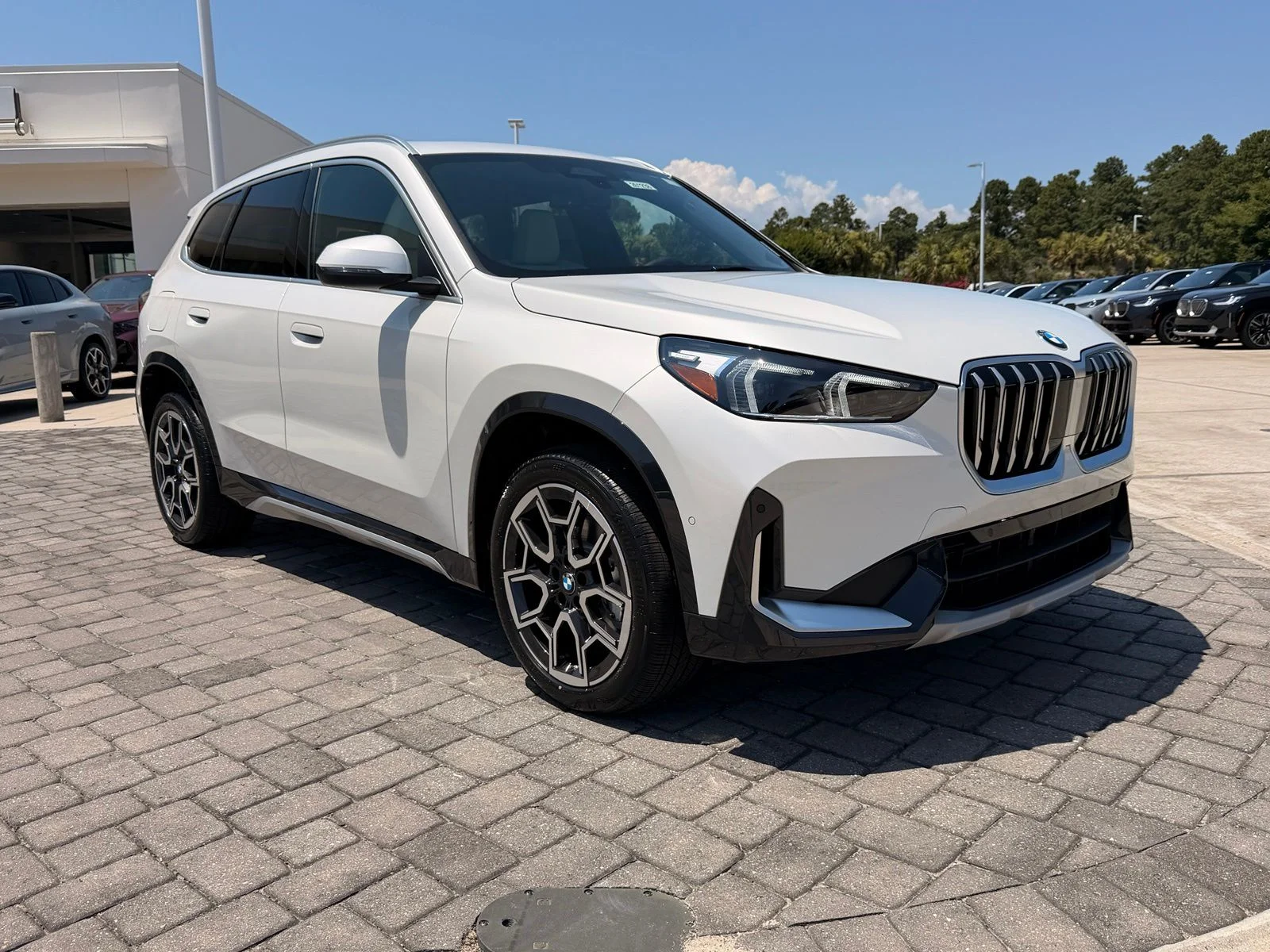 New 2026 Mineral White Metallic BMW xDrive28i image 7