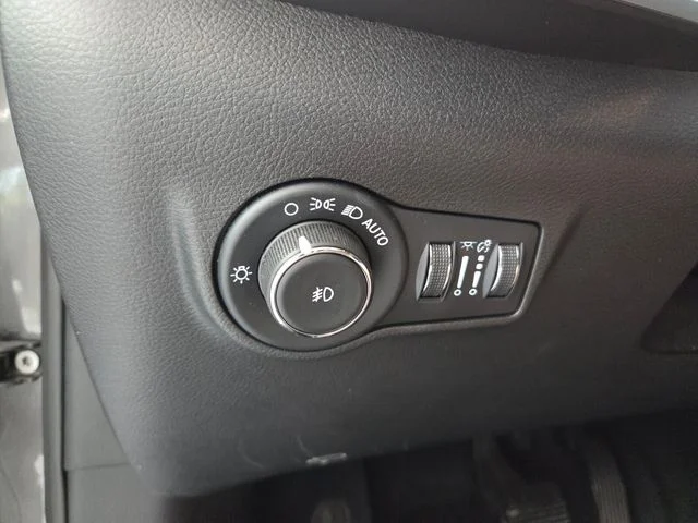 Used 2023 Gray Jeep Latitude Lux image 23