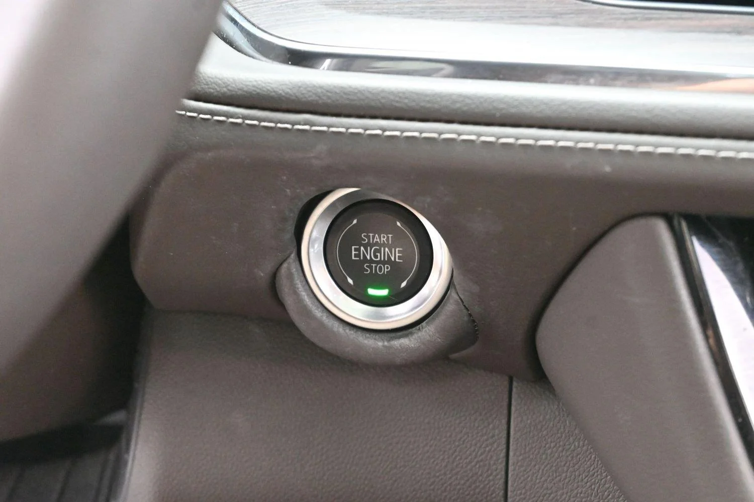 Used 2025 Iridescent Pearl Tricoat Chevrolet Z71 image 26